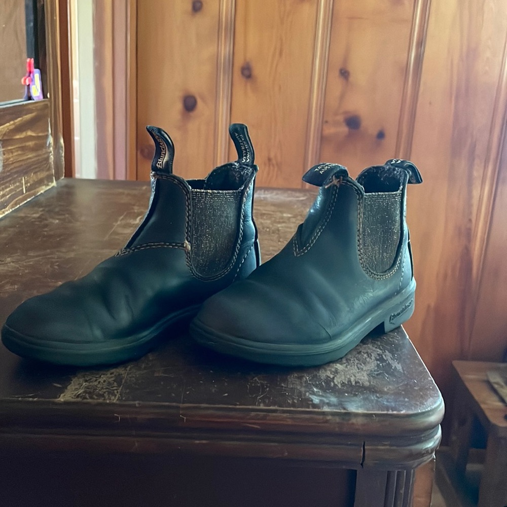Blundstone #1992
KIDS' SERIES
CHELSEA BOOTS - BLACK / GOLD GLITTER